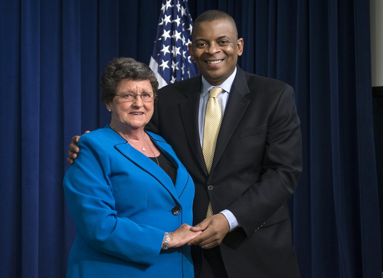 Secretary Anthony Foxx honors Daphne Izer